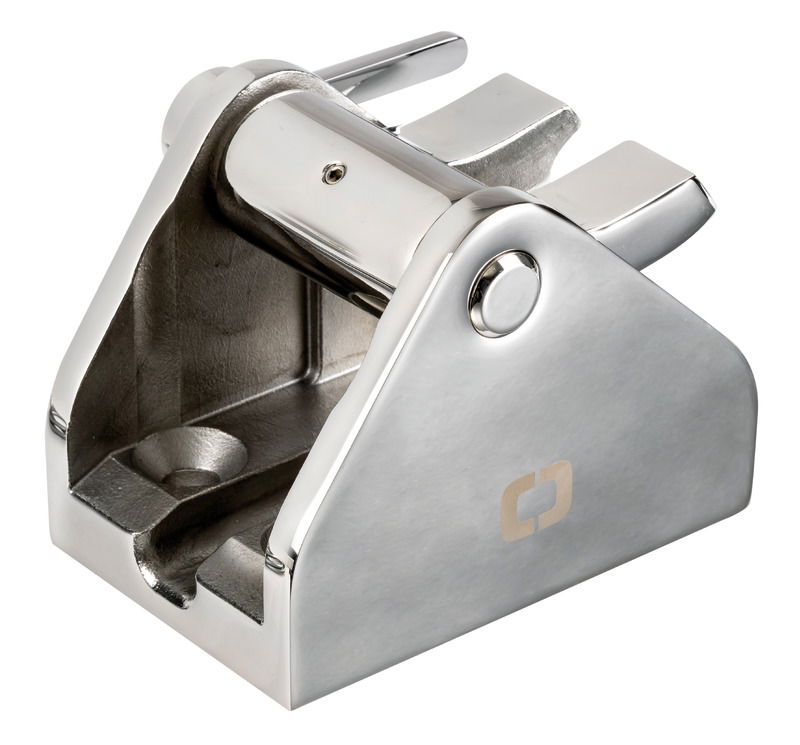 Blocca catena realizzato in acciaio inox AISI 316, ideale per aumentare la sicurezza dell’impianto di ancoraggio. In navigazione previene la discesa accidentale dell’ancora, mentre alla fonda protegge il verricello da carichi e sollecitazioni eccessive.Installazione semplice dall’alto, mediante viti a testa svasata.Disponibile in due modelli: per catene da 8–10 mm e da 12–14 mm.