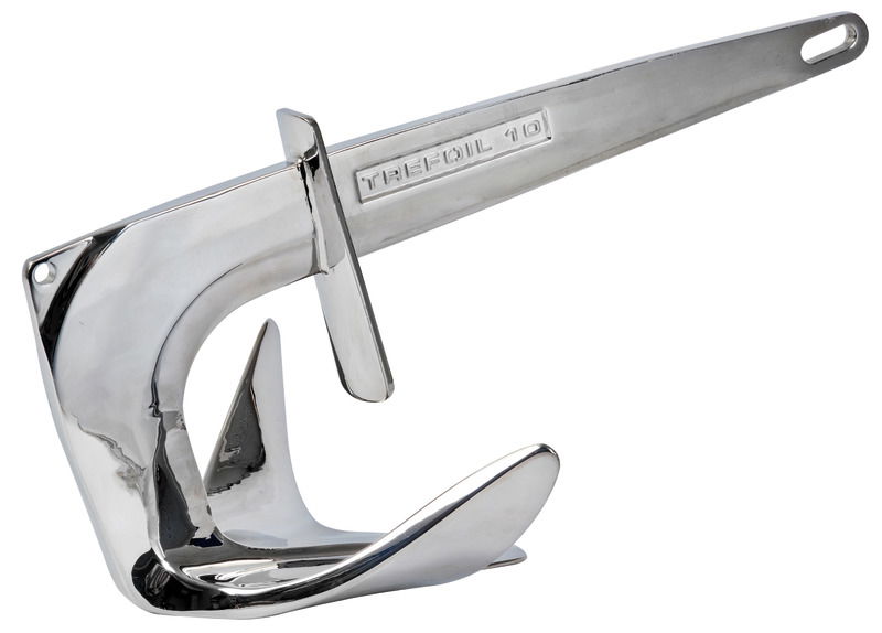 Musone di prua per ancora con piastra di accoppiamento per una perfetta chiusura del foro scafo. Questo sistema permette alla geometria dell’ancora di andare in battuta con il musone impedendo all’acqua di entrare nel gavone di prua. Il design del musone si integra esteticamente alla forma dell’ancora Trefoil creando una combinazione di prodotti di alto livello nello stile e nelle performance. Il sistema può essere facilmente installato con le quattro viti imprigionate sul retro del musone ed è dotato di due pulegge per un fluido scorrimento della catena. Interamente realizzato in acciaio inox AISI 316 lucidato a specchio. Si consiglia di montarlo alla catena con il Giunto Twist 01.738.01/02. Angolo di tiro ideale del verricello a 5° / 20° dall’asse orizzontale del musone.