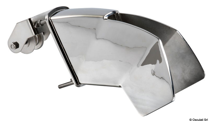 Musone di prua per ancora con piastra di accoppiamento per una perfetta chiusura del foro scafo. Questo sistema permette alla geometria dell’ancora di andare in battuta con il musone impedendo all’acqua di entrare nel gavone di prua. Il design del musone si integra esteticamente alla forma dell’ancora Trefoil creando una combinazione di prodotti di alto livello nello stile e nelle performance. Il sistema può essere facilmente installato con le quattro viti imprigionate sul retro del musone ed è dotato di due pulegge per un fluido scorrimento della catena. Interamente realizzato in acciaio inox AISI 316 lucidato a specchio. Si consiglia di montarlo alla catena con il Giunto Twist 01.738.01/02. Angolo di tiro ideale del verricello a 5° / 20° dall’asse orizzontale del musone.