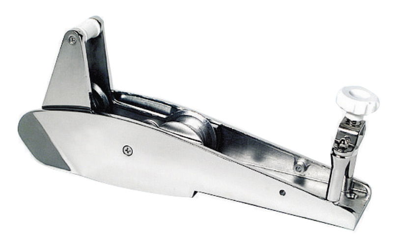 Fuso in acciaio inox AISI 316 lucidato a specchio. Ampio sbalzo per evitare che qualsiasi tipo di ancora tocchi la prua. Pulegge in acciaio inox, adatto per ancore CQR, Bruce, Danforth, Trefoil®, Delta ecc.