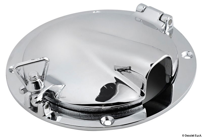 In ottone cromato, con foro per il passaggio della cima. Galletti esterni per il serraggio.