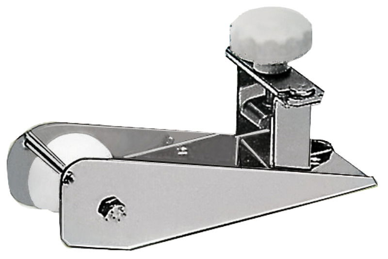 In acciaio inox 304, finitura Chromelux®, completo di puleggia in nylon e spina di sicurezza superiore.