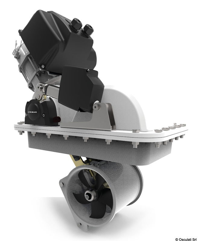Il sistema brevettato a “perno ribassato” minimizza le richieste di spazio interno ma permette la massima esposizione in acqua dell’elica.Per facilità di installazione su tutte le taglie forniamo una flangia in fibra di vetro, questa può essere aggiustata in base alla forma dello scafo.Costruzione robusta in fibra di vetro.Auto retrazione automatica dopo 5 minuti di inutilizzo.