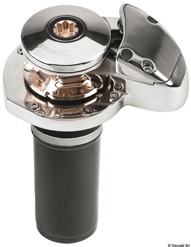 Carcassa in acciaio inox AISI 316 lucidato. Asse verticale per una facile installazione. Può utilizzare catena o cima/catena. Sensore contametri integrato. Motore stagno IP67. Consigliato per barche fino 8 m.