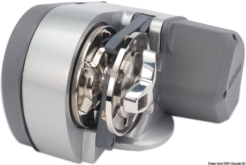 Robusto corpo centrale in alluminio e resistenti coperture laterali in composito.Ideale per barche fino a 9 metri.Installazione semplice che richiede un solo foro per il passaggio della catena. Completo di:- Interruttore da plancia- Protezione magnetotermica- Leva sblocco frizione- Prigionieri a montaggio rapido- Dima e guarnizione- Istruzioni in 6 lingue (tra le quali italiano).