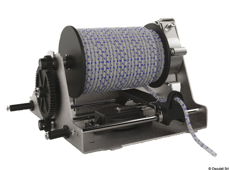 CRW400 è progettato per barche di piccola taglia per la movimentazione oggetti. E' costruito intorno ad un telaio in acciaio inox 316 abbinato a cuscinetti in composito ed una robusta copertura in ABS stabilizzata UV. Il CRW400 è resistente ad acqua salata ed adatto a barche fino ai 9 m.