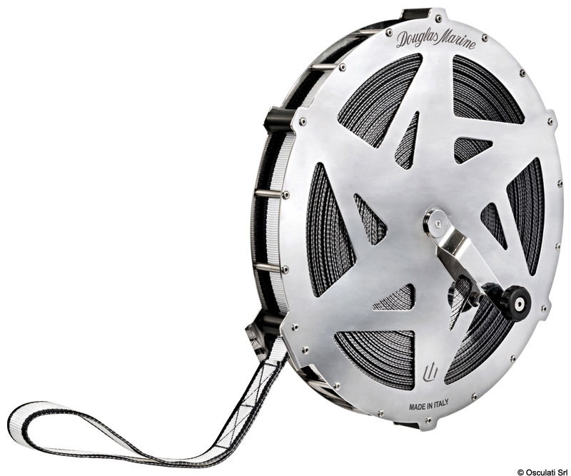 Dotato di piastra di fissaggio con 8 fori che permettono l'installazione su tutte le angolature di candelieri o pulpiti.Il nastro può essere utilizzato come cima per l'ancora di poppa, cima d'ormeggio, da traino e in generale come cima d'emergenza.