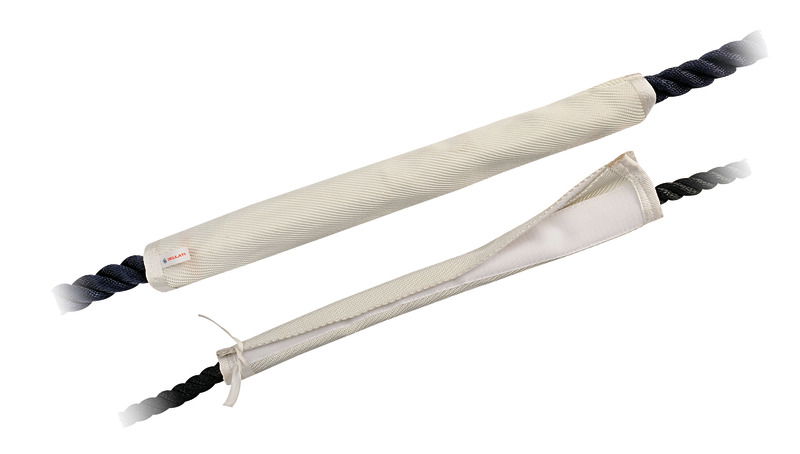 Fabbricato in poliestere resistente UV. Fissaggio con chiusura a strappo e nastri agli estremi. Proteggono le cime dalla spigolosità dei passacavi o delle falchette nelle barche a vela.