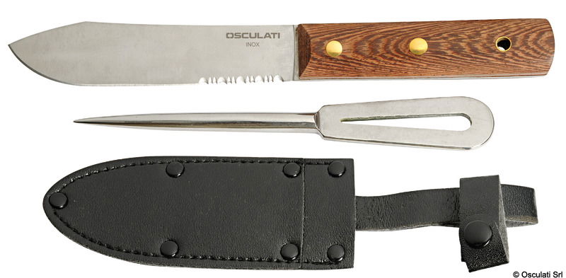 Coltello in acciaio inox con manico in legno. Punteruolo con aprigrilli e fodero in cuoio con aggancio per cintura, pratico e robusto.