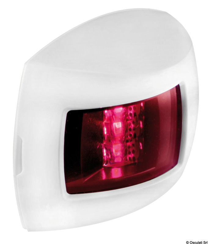 Luci di navigazione di dimensioni compatte fabbricate in policarbonato UV resistente, progettate per garantire massima durabilità in condizioni marine. Certificate IP67, offrono protezione completa contro polvere e acqua. Vengono fornite con viti di fissaggio. Rispettano le normative internazionali EN60945, USCG e ABYC C-5, garantendo sicurezza e affidabilità in navigazione.