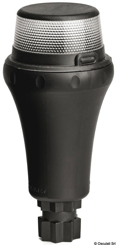 • Visibilità fino a 2 miglia nautiche• USCG 2NM• Impermeabile fino a 1 m• Galleggia con la luce fuori dall’acqua• Alimentato da 3 batterie AAModalità operative e tempi di funzionamento:• Luce di Navigazione: fino a 25 ore• Bassa luminosità: fino a 160 ore• Emergenza lampeggiante – oltre 200 ore