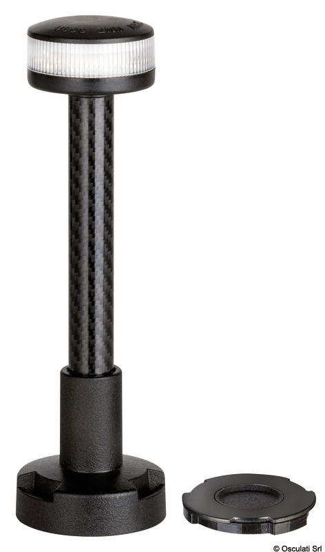 Asta luminosa a luce bianca 360° con visibilità a 2NM removibile. E’ dotata di una particolare base di montaggio che permette il funzionamento grazie ad un contatto wireless, in questo modo non ci sono contatti metallici esposti e si garantisce una tenuta completamente stagna. L’asta viene assicurata alla base con un solido attacco a baionetta, una volta riposta, sullo scafo rimane solo un piccolo dischetto piatto per l’attacco.