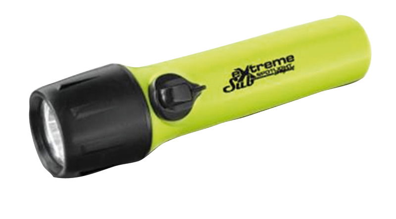 Equipaggiata con un Luxeon LED bianco ad alta efficienza che crea un cono di luce efficiente fino a 30 m di profondità. Due tipi di funzionamento: luce piena e flash SOS con blocco di sicurezza integrato.