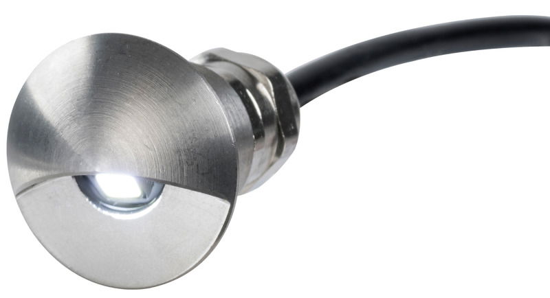 Modello stagno sia davanti che dietro. Completo di premistoppa posteriore, cavetto di 1 m e microspina stagna di collegamento.Orientamento luce verso il basso. Foro per l'incasso diametro 17 mm.Materiale del corpo:A = alluminio nero opaco anodizzato;B = alluminio bianco lucido verniciato;C = acciaio inox lucidato a specchio.