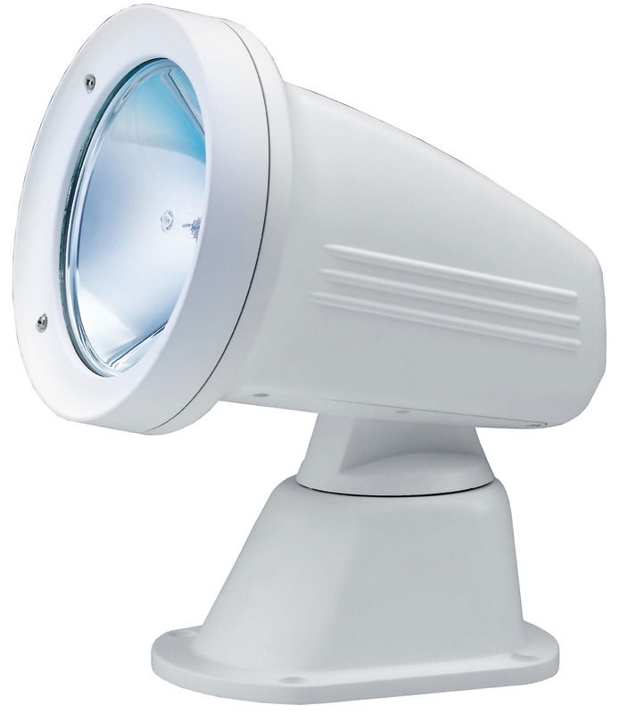 Carcassa in Luran UV resistente, completamente stagno. Rotazione orizzontale 352°, verticale 60°. Lampadina LED doppio filamento (SPOT+FLOOD) 23 W + 23 W. 2 tipi di comando opzionale.Protezione contro le interferenze elettroniche.I fari sono collegabili a 2 tipi di comando optional che possono essere indipendenti o sommati per creare la configurazione desiderata:1) Comando da plancia con joystick. Cavo incluso da 4,5 m. E’ possibile installare un altro joystick usando il cavo a 2 porte 13.227.51.2) Radiocomando classico fornito con staffa per fissaggio alla plancia. Portata fino a 40 m di distanza dal faro.3) Il radiocomando al primo utilizzo si accoppia al faro (usando le istruzioni) e non interferisce con la strumentazione elettronica di imbarcazioni limitrofe; si possono abbinare più radiocomandi al faro.4) Il faro è più reattivo al comando e preciso all’impulso rispetto alla versione precedente