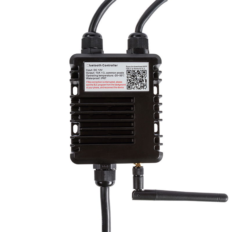 Controller RGBW 12/24 V, capacità max 360 W a 12 V e 720 W a 24 V.Il controller 13.237.50 permette di selezionare e mixare i 3 colori base rosso/verde/blu, ottenendo varie tinte ed in più il colore bianco, inoltre consente di ritmare la luce seguendo la musica di bordo via bluetooth.