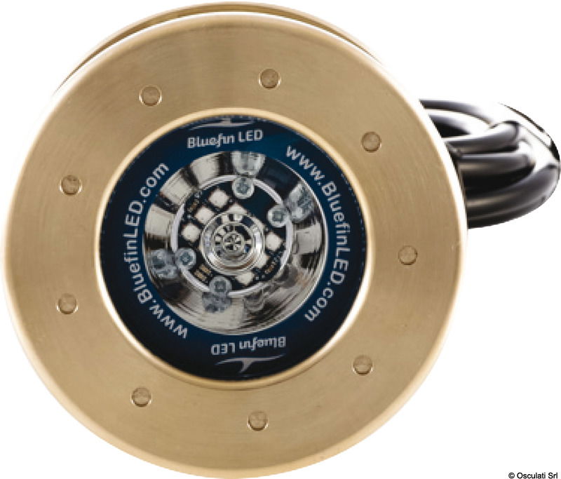 Mako è un faro passante dalle dimensioni compatte ma con prestazioni paragonabili a modelli di dimensioni superiori. L’installazione richiede un foro di soli 65 mm, ed è possibile sostituire il driver anche con l’imbarcazione in acqua.Emette 7100 lumen con un angolo di 60°, consumando appena 75 Watt; non vi è la necessità di installare driver esterni grazie alla tecnologia Builtin Driver.Controllo termico attivo, protezione da alta/bassa tensione, inversione di polarità e rivestimento anti-vegetazione marina.Materiale: BronzoCertificazione: RINA IEC 60529