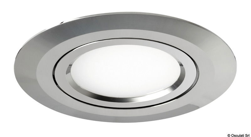 Carcassa in lega leggera cromata, accessori in acciaio inox. Lente in policarbonato. LED 3030, luce calda.