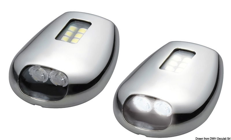 Luci da ormeggio con 2 opzioni: luce di prua con angolo 20°, LED HD 2,8 W e luce laterale con angolo 85°, 1,2 W. Le due luci sono controllabili separatamente. Non richiedono incasso. Corpo in acciaio inox AISI 316 lucidato.