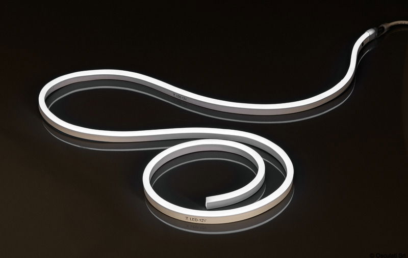 Barre da 3 m. Sezione quadrata 10x10 mm con corpo in silicone.Possono essere tagliate ogni 5 cm.Perfette per essere integrate nei cieli delle cabine per una illuminazione diffusa ed uniforme.Indicata sia per uso interno sia per uso esterno.Linea accessori per un uso universale.