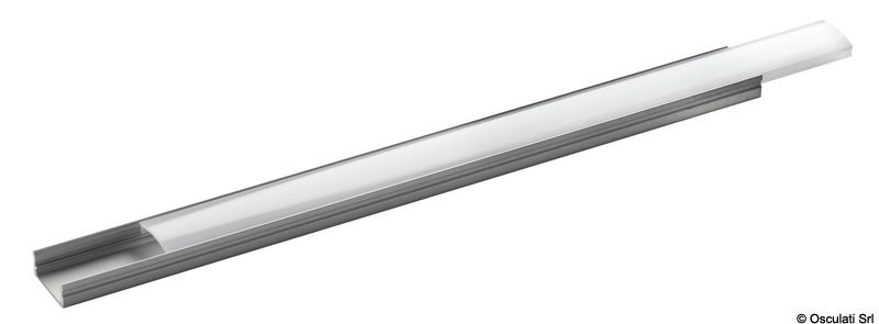 Profilo venduto in barra composto da una base da fissare a parete e da una copertura in metacrilato traslucido. All'interno si possono installare tutte le barre/strisce a LED con larghezza massima 12 mm.Le barre possono essere allineate per ottenere qualsiasi lunghezza, oppure tagliate.