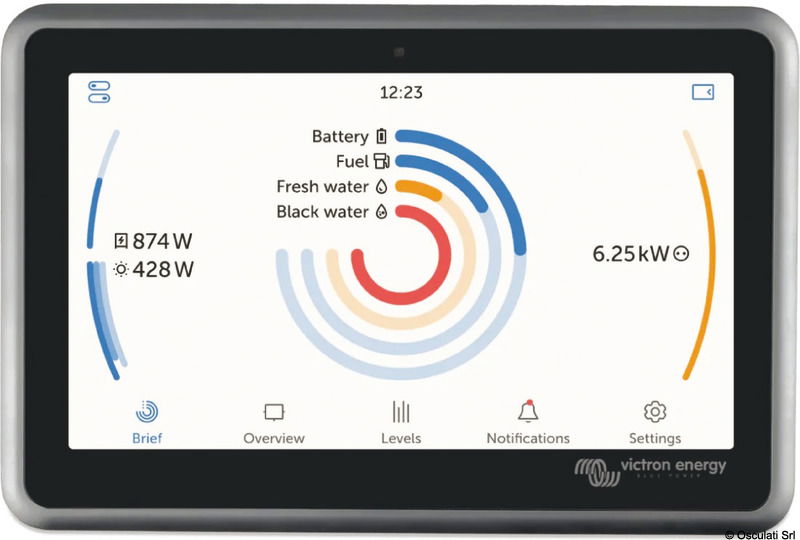 Consente di monitorare e configurare gli apparati VICTRON anche in remoto. I dati si leggono sullo schermo e possono essere inviati a distanza ad un computer, con l'ausilio di un router esterno (WebBoat4G PLUS, non incluso), che potrà fare sia monitoraggio che configurazione. Questi apparati si possono interfacciare con Inverter/Multi/Quattro/Skylla-i/Pannelli di controllo/Battery monitor. Il modello Ekrano GX è un avanzato pannello di controllo energetico con display touch da 7 pollici, che consente monitoraggio e gestione remoti di sistemi complessi tramite VRM e VictronConnect. Offre installazione facile e connessione Bluetooth per una configurazione rapida.