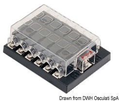 Fabbricata in policarbonato, con contatti in rame stagnato. Coperchio trasparente con etichette utenze. Carico massimo per ogni blocco 150 A. Terminali a vite.