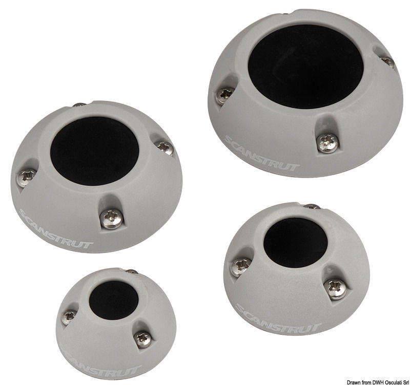 Garantiscono una perfetta impermeabilità (IP-X7) nel passaggio dei cavi. Permettono il passaggio dei cavi senza smontare gli eventuali connettori terminali.Forma senza spigoli per maggior resistenza ed evitare possibili incagli alle cime. Fori filettati che facilitano il montaggio e permettono un numero infinito di smontaggi.Ogni pezzo è fornito con una scelta di guarnizioni preforate o da forare per la massima facilità e flessibilità di utilizzo. Confezionati in pratico Blister espositivo.