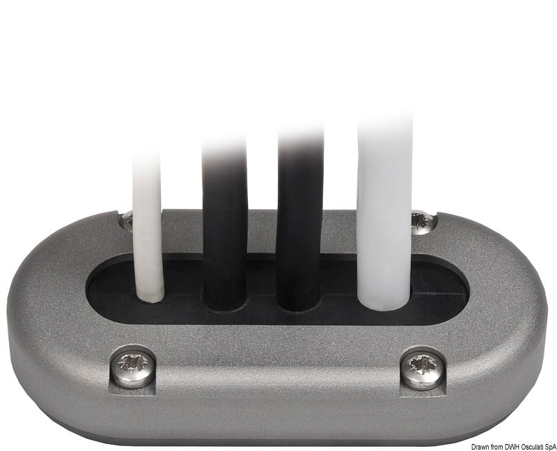 Ideato per accettare cavi multipli di vari diametri (fino a 15mm). Garantisce una perfetta impermeabilità (IP-X7) nel passaggio dei cavi.Permette il passaggio dei cavi senza smontare gli eventuali connettori terminali.Fornito con guarnizione da forare.Confezionato in pratico blister espositivo.