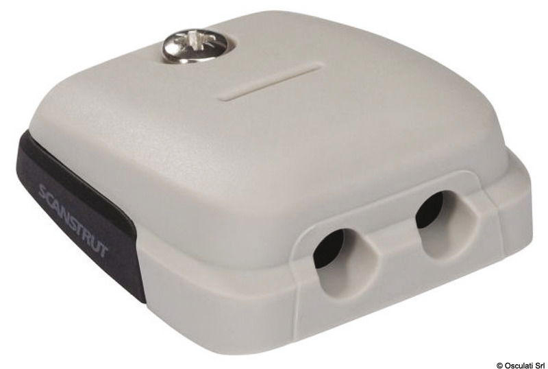 Fabbricati in nylon rinforzato con fibra di vetro; stagni IPX7; forniti con guarnizione preforata e da forare; confezionati in blister espositivo. Non richiedono sigillante o siliconi rendendo l’installazione rapida e pulita.La versione doppio cavo è ideale per installazione di pannelli solari.