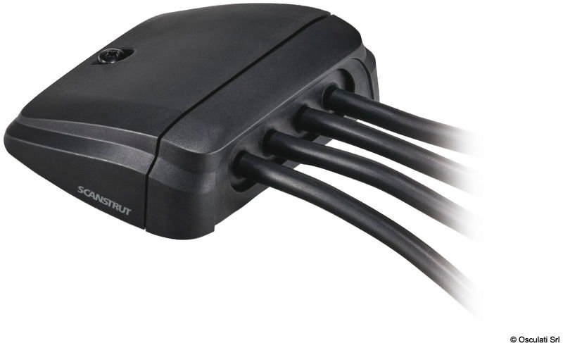 Fabbricati in nylon rinforzato con fibra di vetro; stagni IPX7; forniti con guarnizione preforata e da forare; confezionati in blister espositivo. Non richiedono sigillante o siliconi rendendo l’installazione rapida e pulita.La versione doppio cavo è ideale per installazione di pannelli solari.