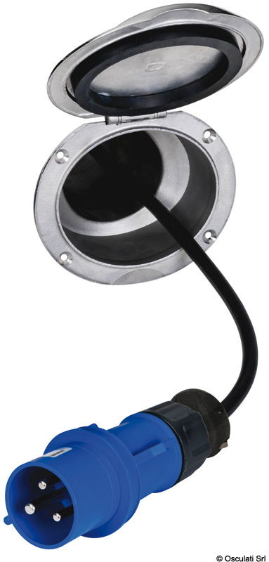 Innovativo sistema di cavo elettrico da banchina a scomparsa nello scafo.Grazie ad un dispenser avvolgibile automatico, è possibile estrarre il cavo elettrico da un box e collegarlo direttamente alla colonnina della banchina.Per riporlo basta sbloccare la tenuta del cavo e aspettare che l’avvolgitore riarrotoli automaticamente il cavo estratto.Una volta riposto il cavo, il sistema scompare all’interno dello scafo richiudendo un elegante box in acciaio inox lucidato a specchio che garantisce una tenuta ermetica IP44.L’allineamento tra avvolgitore e boccola può orientarsi in ogni direzione con un angolo massimo consigliato di 80°.Disponibile in due versioni con differente cavo da portata 16A e 32A.Avvolgitore interno fornito con staffe di fissaggio orientabili.