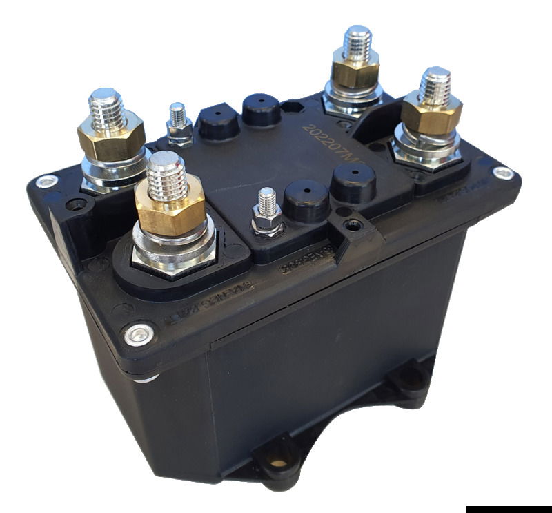 Può gestire 2 banchi batteria. Si collega sotto chiave, se si vuole togliere completamente la corrente in modo automatico (in questo caso la chiave d’avviamento ha bisogno di uno scatto supplementare) oppure semplicemente con un interruttore ON-OFF indipendente dalla chiave, che può anche essere nascosto a far da antifurto. Grado protezione IP65, contatti in rame argentato. Stacco del positivo o del negativo.