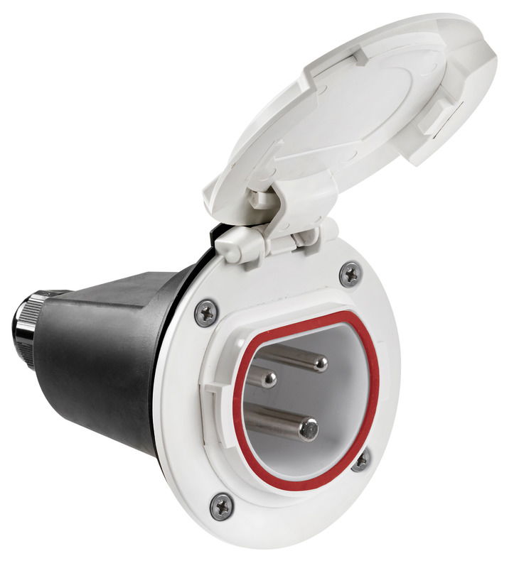 Presa e spina nautica per cavo elettrico banchina da 32A - 220V. Realizzati in PA6, dotata di contatti ad alta resa energetica e tappo di chiusura IP67. La spina è disegnata per garantire una impugnatura ergonomica e la ghiera rotante permette di assicurarla saldamente alla presa in barca con una chiusura stagna IP67, mentre il tappo in gomma garantisce una tenuta IP44 quando non è collegata. Il design pulito e le ridotte dimensioni permettono di poter installare comodamente la presa in qualsiasi punto del pozzetto. Conforme agli standard europei di sicurezza IEC 60309-5.
