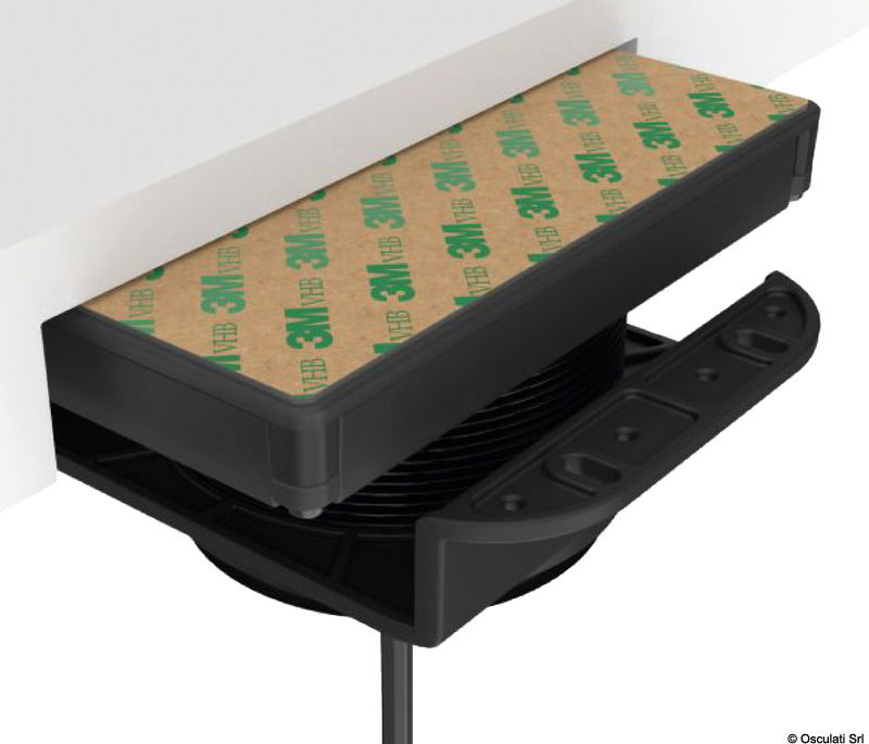 Il caricatore ROKK wireless 15W (12/24V) consente la ricarica dei telefoni o tablet predisposti semplicemente appoggiandoli sul dispositivo.Disegnato per la nautica è totalmente stagno IPX6 (certificati Qi), la superficie è ad altissimo grado di antiscivolo e resistente agli UV.Il caricabatterie wireless è dotato di 3 coil technology che garantisce un'area di ricarica di oltre l'80% in più rispetto alle versioni precedenti.Questo implementazione, risolve il problema dei telefoni con fotocamere molto potenti che hanno anche una potenza in uscita di 15 W.