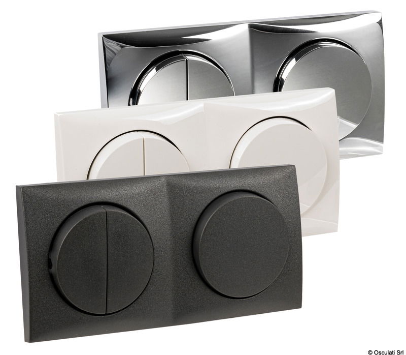 Vengono completati con le cornici di design modello "FLOW" singole o doppie.Cornice singola: 59,5x59,5 mm. Cornice doppia: 59,5x178,5 mm.