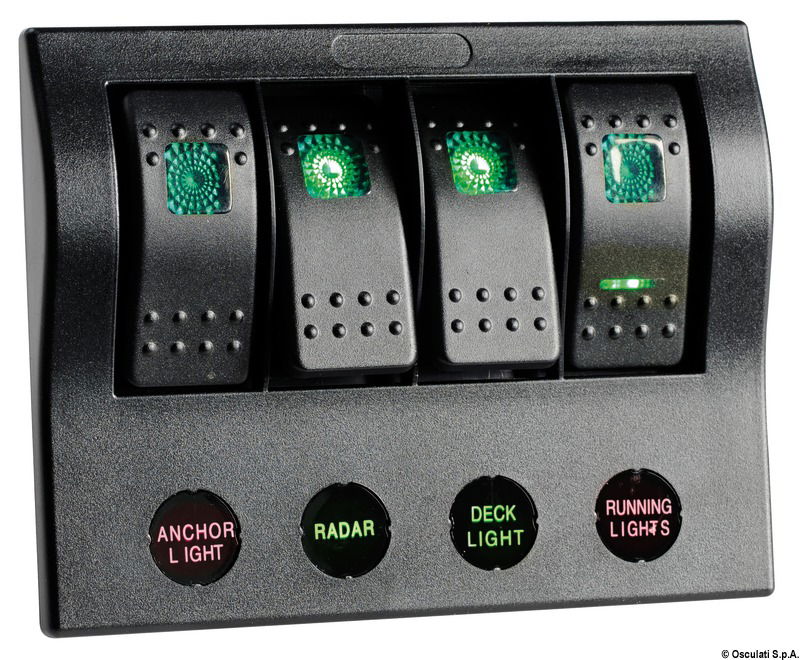 Carcassa in policarbonato nero. Interruttori a bascula con incorporato LED di consenso. Provvisti di circuit breaker automatici riarmabili. Utenze con scritte retroilluminate con LED rosso se fuori servizio, con LED verde quando attive.