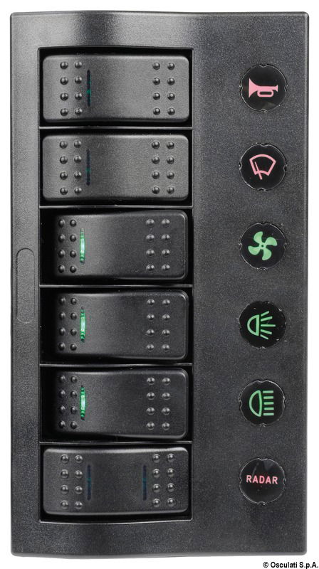 Carcassa in policarbonato nero. Interruttori a bascula con incorporato LED di consenso. Provvisti di circuit breaker automatici riarmabili. Utenze con scritte retroilluminate con LED rosso se fuori servizio, con LED verde quando attive.