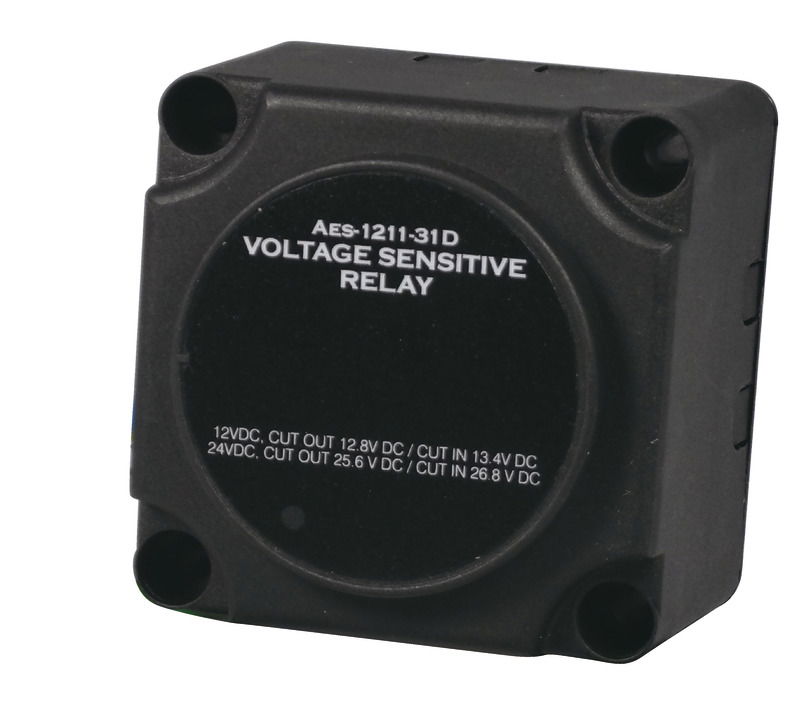 Questo relay permette di caricare contemporaneamente due batterie con 1 solo alternatore.Quando si avvia il motore, Voltage Sensitive Relay rimane aperto finchè la batteria avviamento raggiunge 13,7 / 27 V.A questo punto Voltage Sensitive Relay chiude il contatto e carica contemporaneamente le 2 batterie.Quando si ferma il motore ed il voltaggio scende sotto 12,8 / 25,2 V, Voltage Sensitive Relay apre il contatto e separa le due batterie, evitando così di scaricare la batteria sbagliata ed evitando altresì i picchi di corrente dannosi per l'elettronica di bordo, quando si riavvia il motore.Protegge la batteria d'avviamento dal pericolo di scaricarsi a causa di servizi di bordo.Nessuna caduta di tensione.Nessun assorbimento di corrente nella fase stand by.Facile da installare senza modificare il cablaggio dell'alternatore.Selezione automatica 12/24 V.