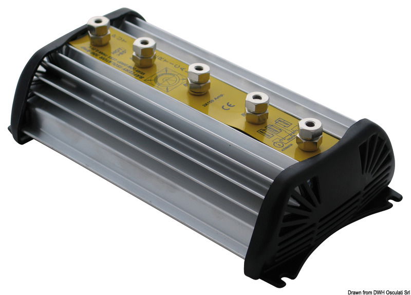 Permettono di ricaricare più batterie contemporaneamente, dando la preferenza alla batteria più scarica.Separano elettricamente ciascuna batteria per evitare che quella con carica maggiore defluisca in quella più scarica.Carcassa in alluminio, con ampia alettatura atta a disperdere efficacemente il calore.