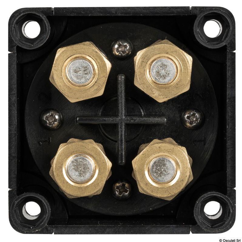 Serie di interruttori e deviatori che permettono di attivare/disattivare, combinare e/o separare i banchi di batterie per motori e servizi.Per applicazioni fino a 48 VDC. Compatibili con installazioni a muro esterne o a incasso. Conformi alla normativa di riferimento UNI EN ISO 8846.Uscita dei cavi possibile sui 4 lati.