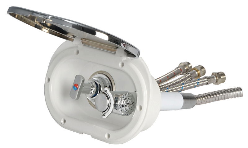 Doccia in ottone cromato, vano di alloggiamento bianco in ASA UV resistente. Completo di rubinetto miscelatore acqua calda/fredda. Montaggio in piano o a parete.