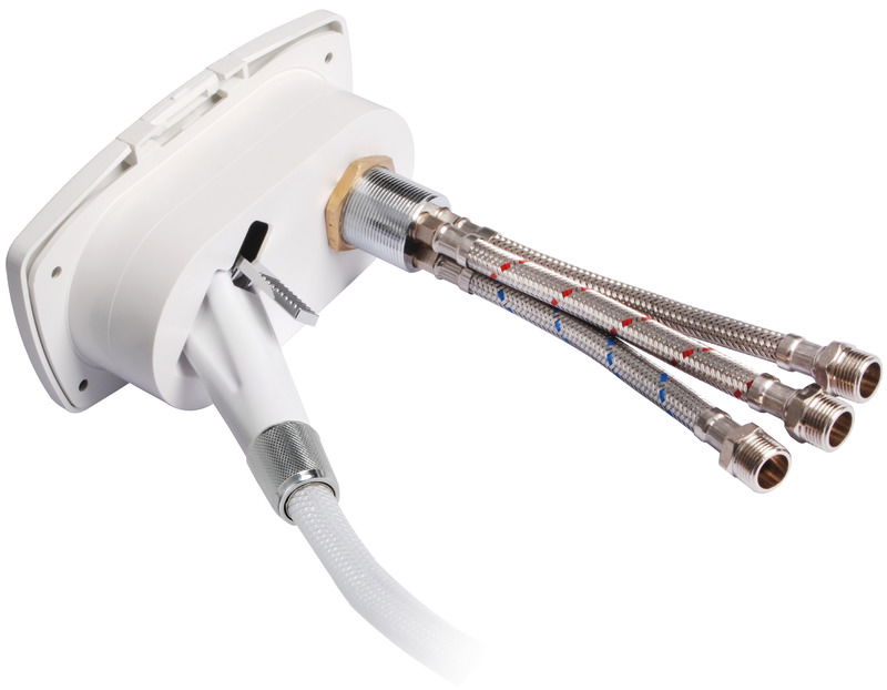 Doccia in plastica con testa cromata, vano di alloggiamento bianco in ASA UV resistente. Completa di rubinetto miscelatore acqua calda/ fredda. Montaggio in piano o a parete.