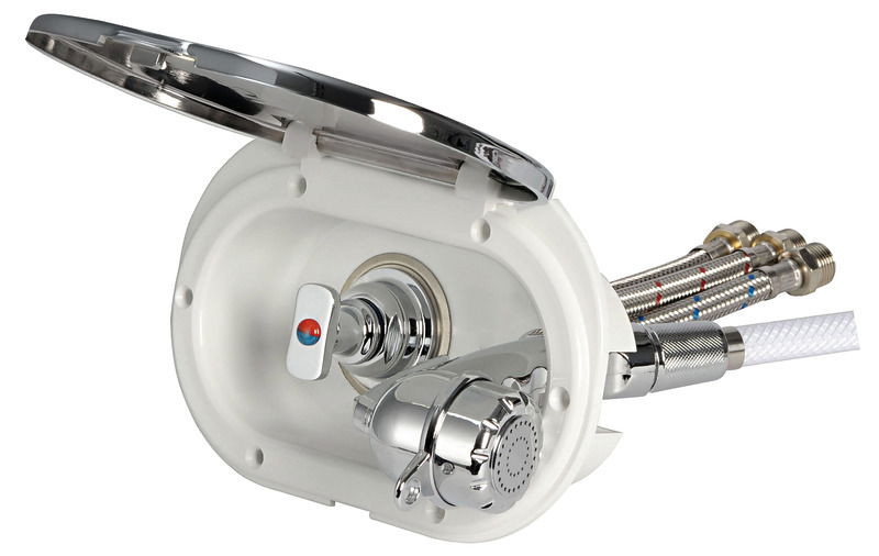 Doccia in plastica cromata, vano di alloggiamento bianco in ASA UV resistente. Completo di rubinetto miscelatore acqua calda/fredda. Montaggio in piano o a parete.