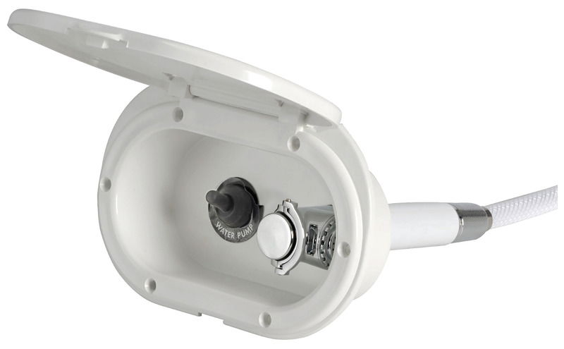 Doccia in ottone cromato, vano di alloggiamento bianco in ASA UV resistente. Da utilizzare su scafi medio-piccoli ove l'uso della doccia è direttamente correlato all'accensione dell'autoclave.