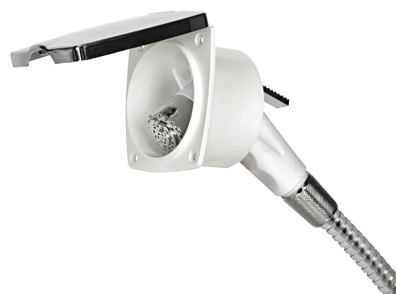 Doccia in plastica con testa cromata, vano di allaggiamento in ASA UV resistente.