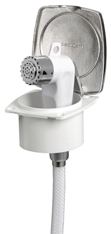 Doccia in plastica con testa cromata, vano di allaggiamento in ASA UV resistente.