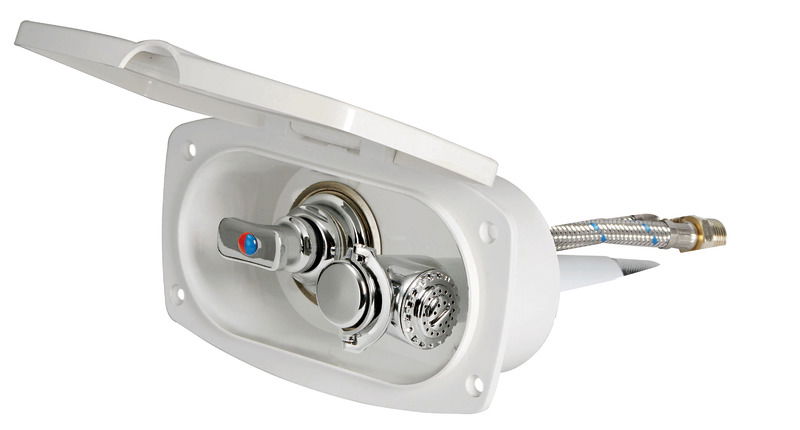 Doccia in ottone cromato, vano di alloggiamento bianco in ASA UV resistente. Completa di rubinetto miscelatore acqua calda/fredda. Montaggio in piano o a parete.