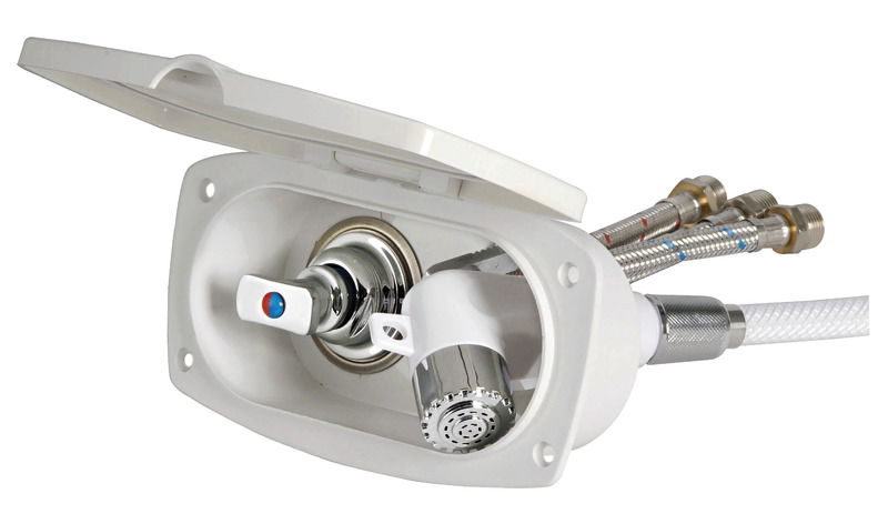 Doccia in plastica con testa cromata, vano di alloggiamento bianco in ASA UV resistente. Completa di rubinetto miscelatore acqua calda/ fredda. Montaggio in piano o a parete.