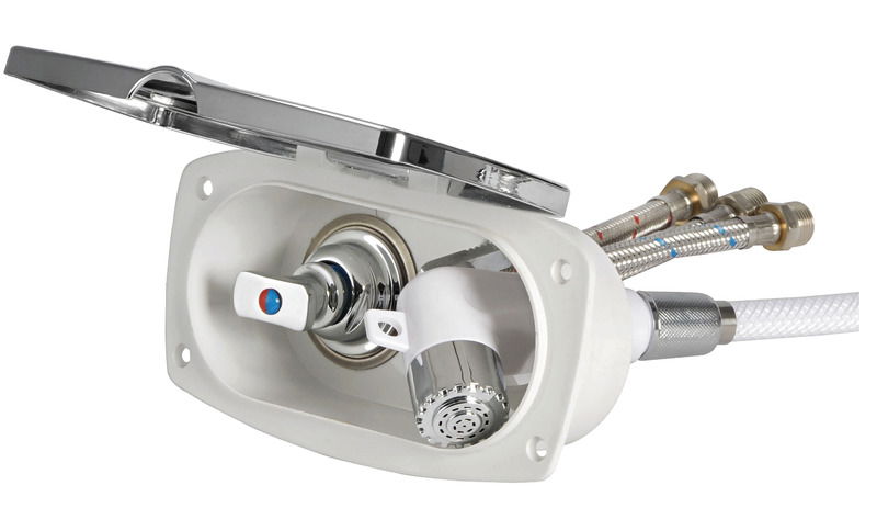 Doccia in plastica con testa cromata, vano di alloggiamento bianco in ASA UV resistente. Completa di rubinetto miscelatore acqua calda/ fredda. Montaggio in piano o a parete.